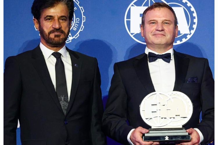 FIA Präsident Mohammed bin Sulayem übereicht Armin Kremer die Trophäe für den WRC-Mastertitel