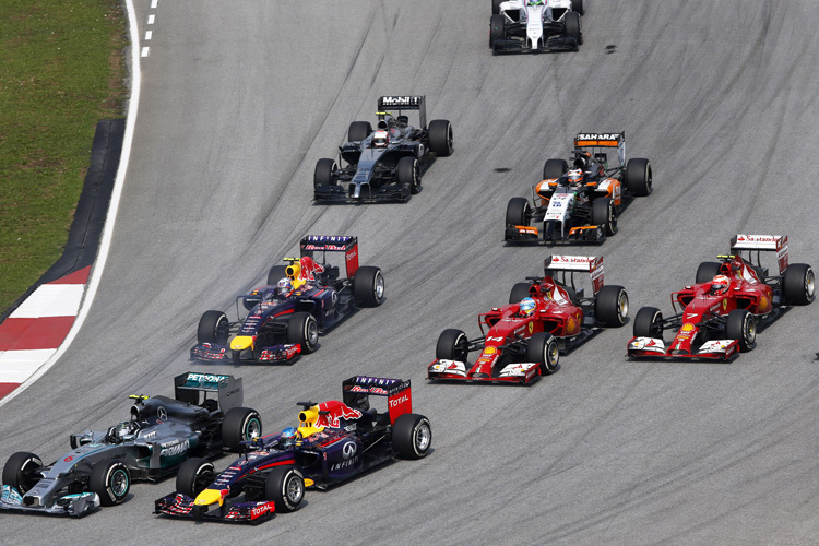 Kurz nach dem Start zum Malaysia-GP: Hamilton ist schon weg, Rosberg liegt neben Vettel