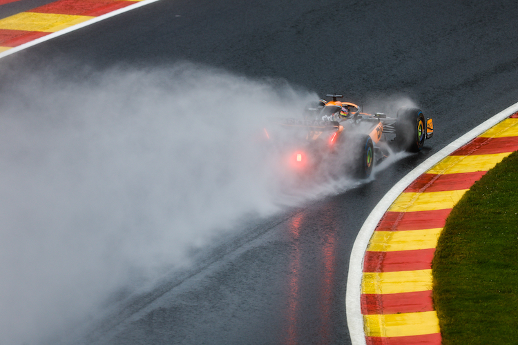 Die aktuellen Formel-1-Autos sorgen auf nasser Bahn für eine riesige Gischt