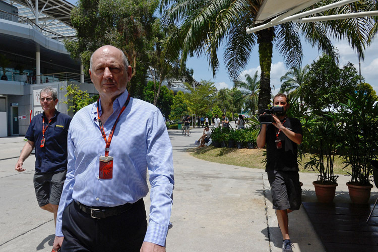 Ron Dennis musste sich in Malaysia trotz aller Warnungen an die Medien der Frage nach dem Testunfall von Fernando Alonso stellen