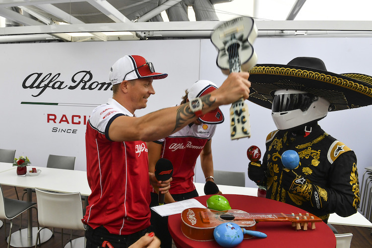 Kimi Räikkönen albert mit Mario Achi herum – wenig später verging ihm das Lachen