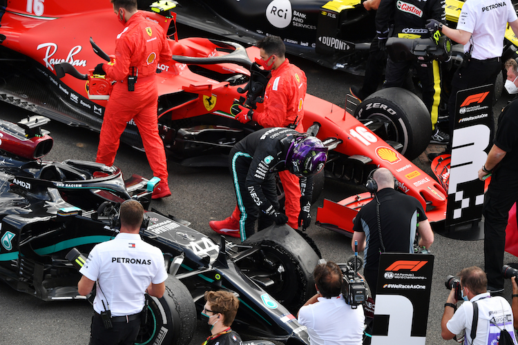 Lewis Hamilton sah sich seinen kaputten Vorderreifen im Ziel genauer an