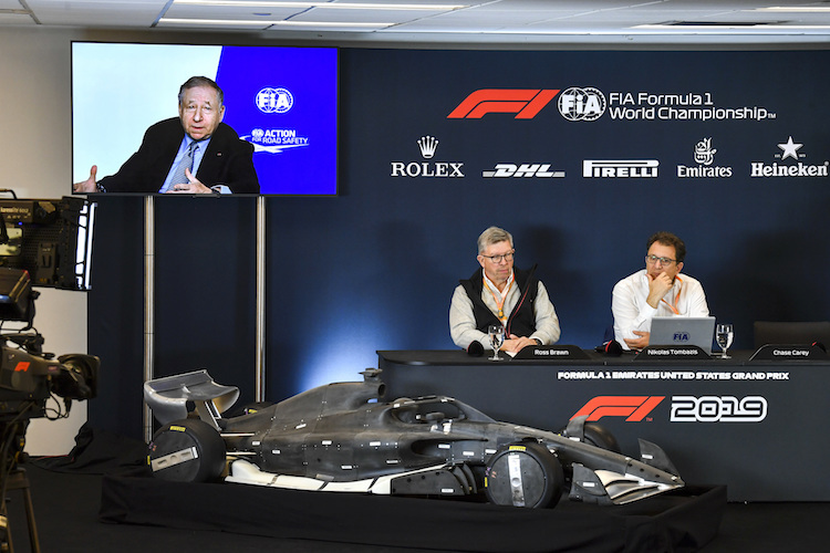 FIA-Chef Jean Todt (auf dem Bildschirm), Ross Brawn und Nikolas Tomazis bei der Präsentation der neuen Rennwagengeneration 2019 in Texas