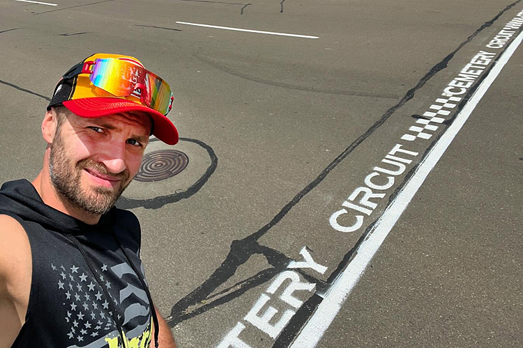 Wolfgang Schuster an der Ziellinie des legendären Cemetery Circuit in Whanganui