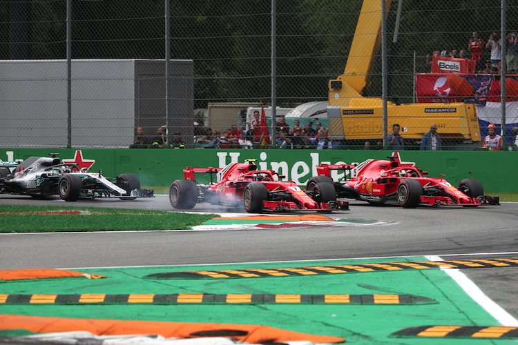 Kimi Räikkönen gegen Sebastian Vettel und Lewis Hamilton in der ersten Kurve
