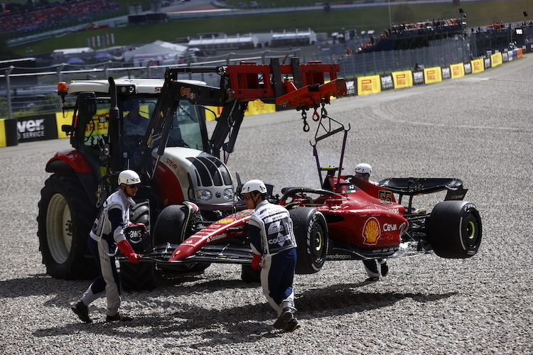 Red Bull Ring 2022: Der Ferrari von Carlos Sainz hängt nach Motorschaden am Haken