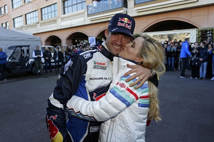 Sébastien Ogier küsst seine Frau Andrea Kaiser