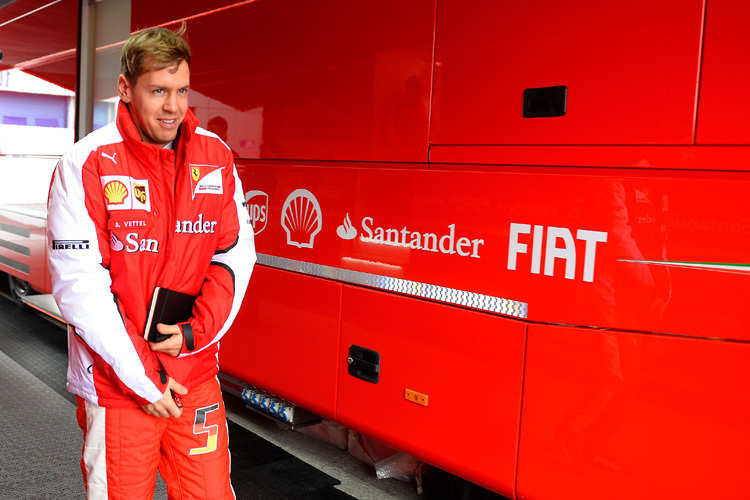 Sebastian Vettel mit seinem schwarzen Notizbuch: Auf zur Arbeit!