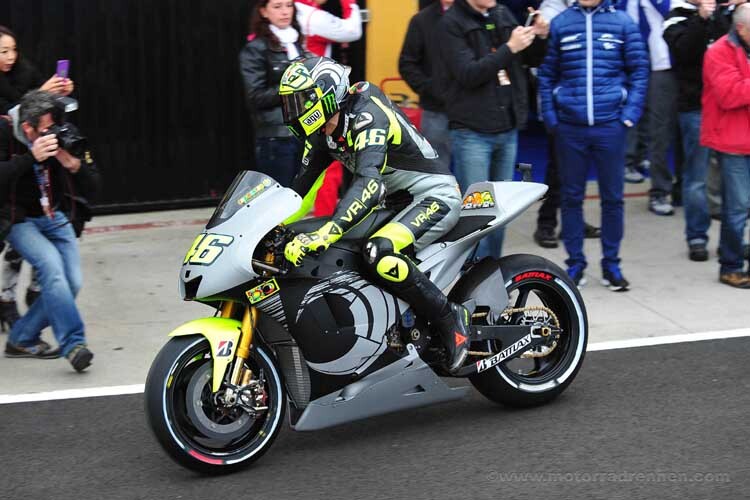 Endlich geht es los: Rossi auf Yamaha