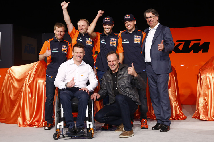 Die Dakar-Mannschaft: Technical Director Stefan Huber, Teamchef Alex Doringer, Sunderland, Walkner und Pierer (hinten). Vorne: Beirer und Kinigadner