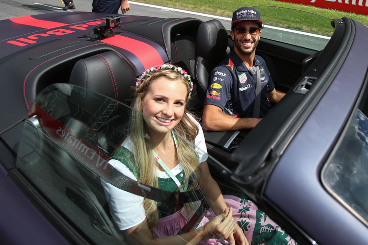 Daniel Ricciardo sorgte dafür, dass die Formula Una an seiner Seite genauso strahlend lächelte wie er