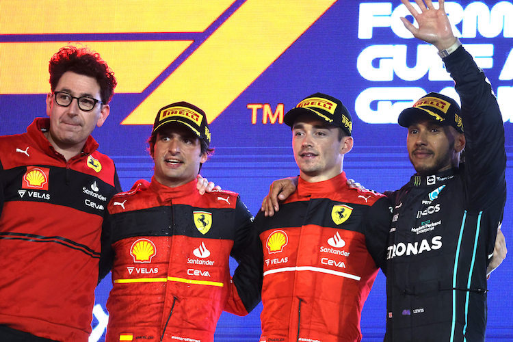 Mattia Binotto, Carlos Sainz, Charles Leclerc und Lewis Hamilton
