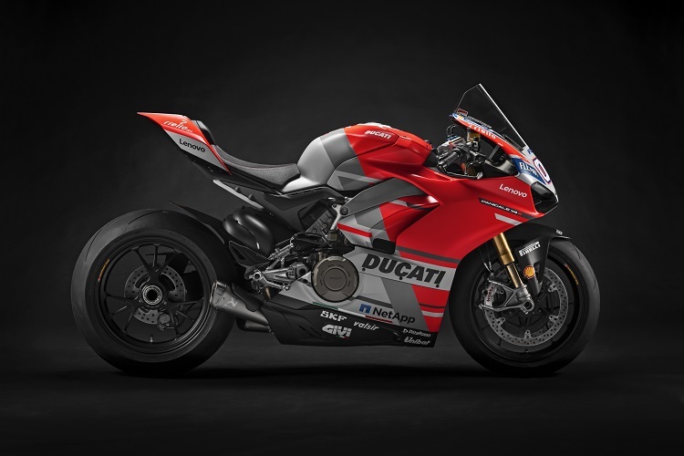 Eine der exklusiven, fachkundig eingefahrenen Ducati Panigale V4, hier im Dovizioso-Design