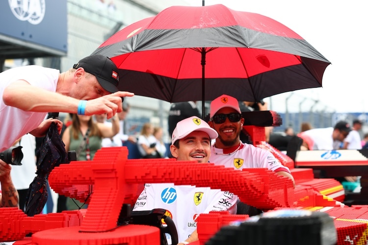 Sonnenschutz vor dem Start wie beim echten Rennen: Team Ferrari mit Leclerc und Hamilton im Lego-Boliden