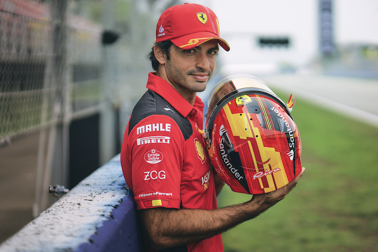 Carlos Sainz mit seinem Helm-Design fürs Heimrennen