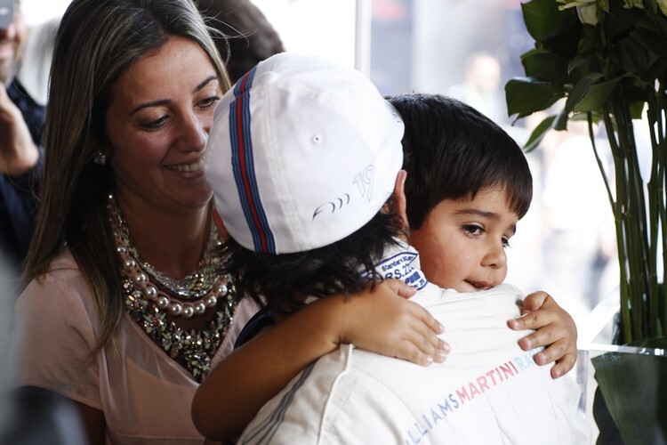 Große Emotionen: Felipe Massa mit Frau und Kind