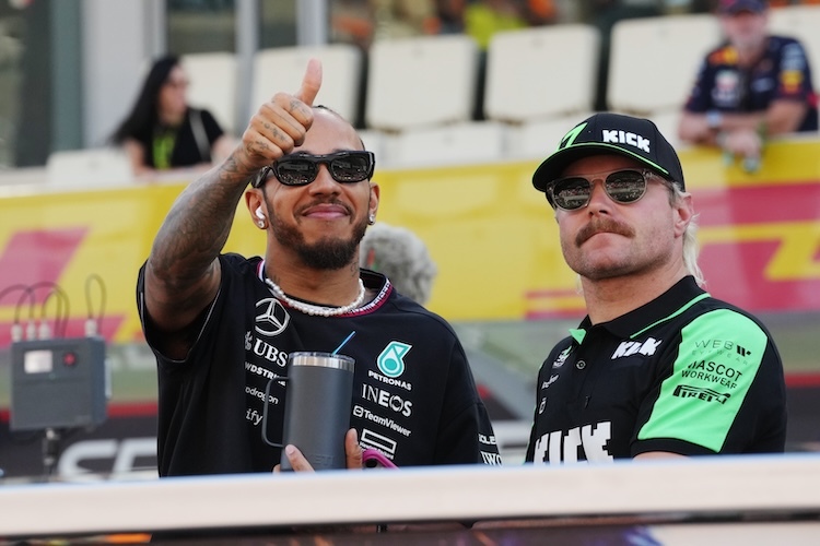 Ehemalige Teamkollegen: Lewis Hamilton (l.) und Valtteri Bottas. Hamilton wechselte zu Ferrari, Bottas kehrt als dritter Fahrer zurück zu Mercedes