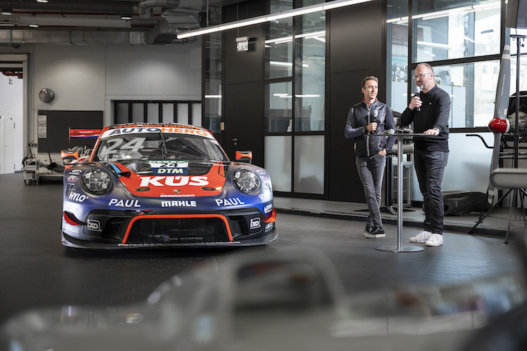 Die offizielle Übergabe des Rennwagens fand in der Werkstatt des Porsche Museums statt - neben dem Porsche 911 GT3 R stehen Timo Bernhard und Alexander E. Klein (v.l.n.r.)
