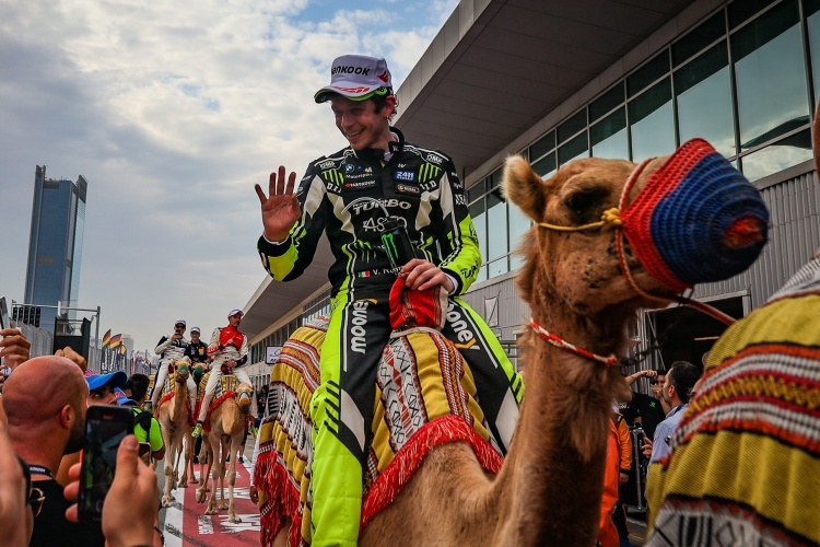 Fest im Sattel: Valentino Rossi sass in Dubai nicht nur im BMW M4 GT3