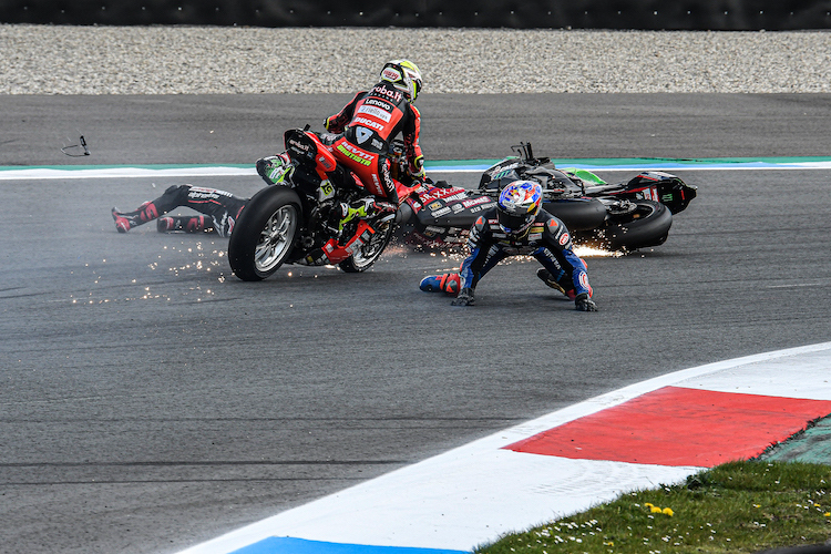 Crash von Razgatlioglu und Rea in Assen