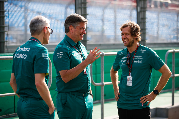 Teamchef Mike Krack, Sportchef Andy Stevenson und Sebastian Vettel in Australien 2022