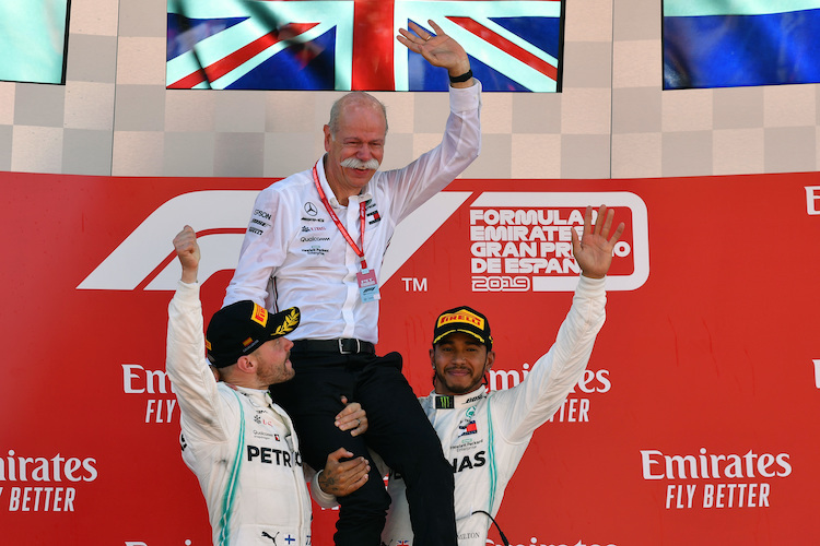 Zetsche mit Valtteri Bottas und Lewis Hamilton auf dem Podium