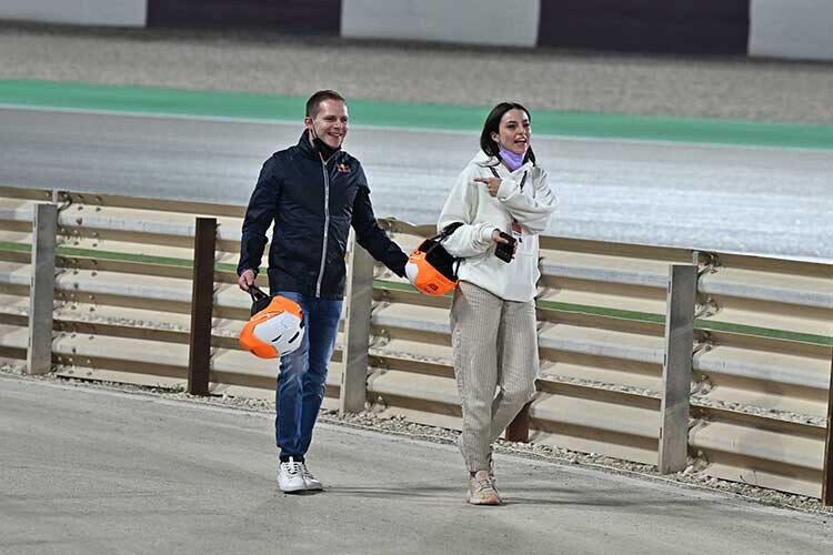 Stefan Bradl beim Katar-GP mit der neuen ServusTV-Moderatorin Alina Marzi