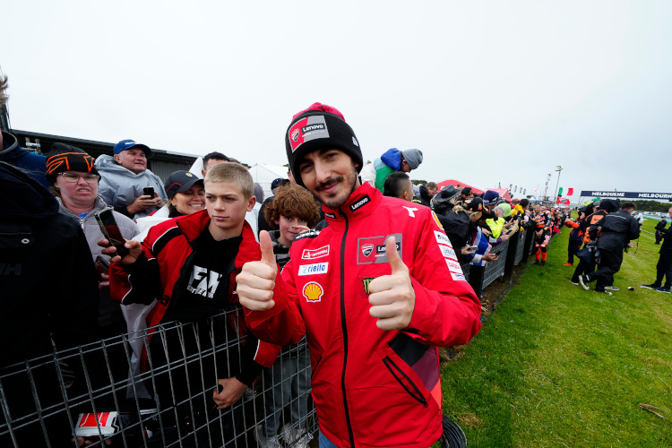 Die Fans sahen am Sonntag zwar kein MotoGP-Rennen, dafür nahmen sich Pecco Bagnaia Zeit für Selfies