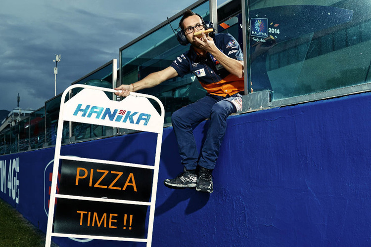Karel Hanika bekommt ein unmissverständliches Boxensignal: «PIZZA TIMÈ»