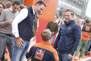 KTM-CEO Gottfried Neumeister (re.) zusammen mit Rennchef Pit Beirer)