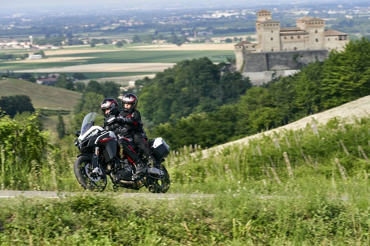 Einer von unzähligen Programmpunkten: Ducati-Probefahrten im verkehrsarmen Hinterland der Emilia Romagna 