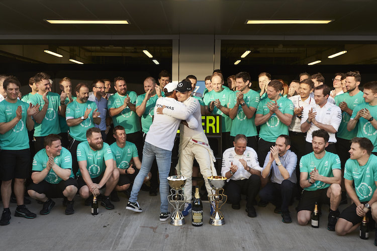 Lewis Hamilton gratuliert Valtteri Bottas