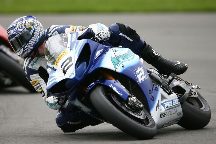 Leon Camier dominiert die Britische Superbike-Meisterschaft.