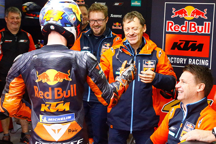 Jubel bei KTM: Sebastian Risse, Mike Leitner und Pit Beirer (rechts) sind begeistert von Pol Espargaró