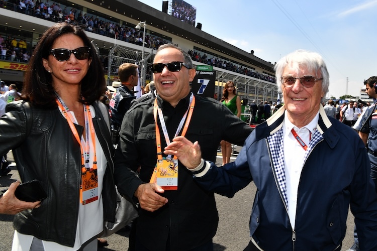 Beim mexikanischen Grand Prix mit Bernie Ecclestone (rechts)