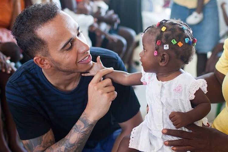 Lewis Hamilton bei seinem Haiti-Besuch im Mai