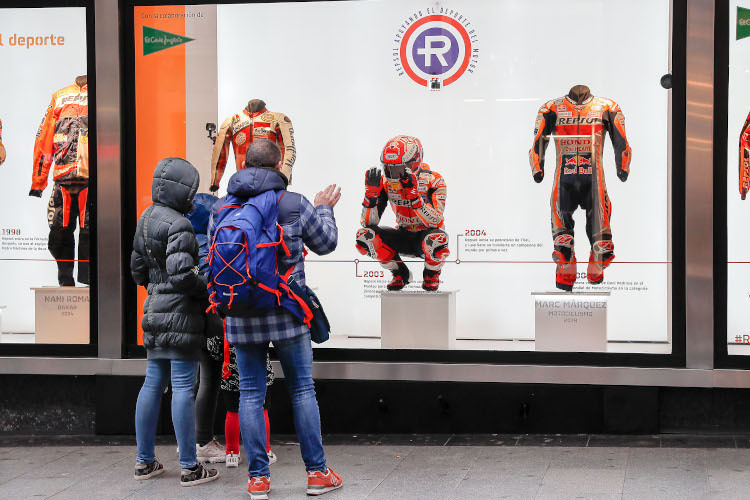 Eine echte Repsol-Honda-Puppe zog in Madrid alle Blicke auf sich