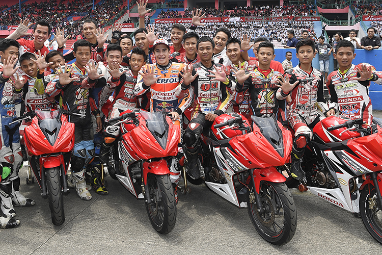 Márquez mit den Fahrern der Astra Honda Racing School Indonesia