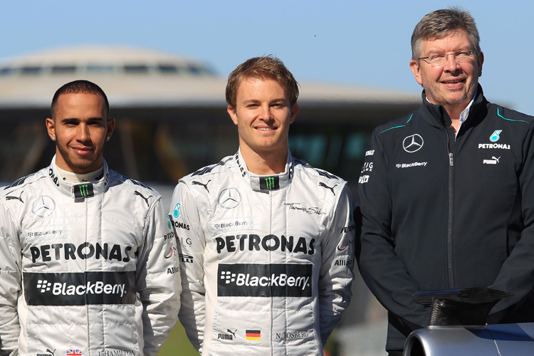 Teamchef Ross Brawn mit seinen Piloten Hamilton und Rosberg