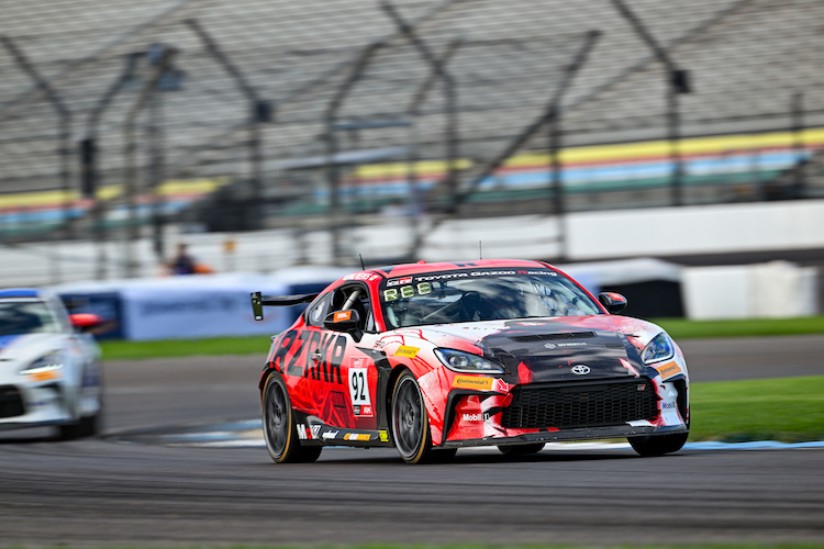 Reeves mit seinem Fahrzeug in der Toyota Gazoo Racing North America GR Cup Series