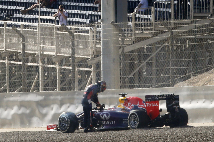 Mit ein Grund für Sebastian Vettels Tempo-Sorgen: Beim Dreher im dritten freien Training nahm der RB10 Schaden