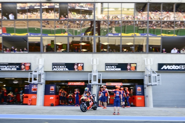 KTM-Werksfahrer Brad Binder macht sich auf den Weg