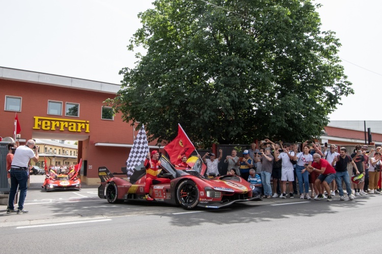 Die Ausfahrt vom Firmengelände: Der in Le Mans siegreiche Ferrari 499P