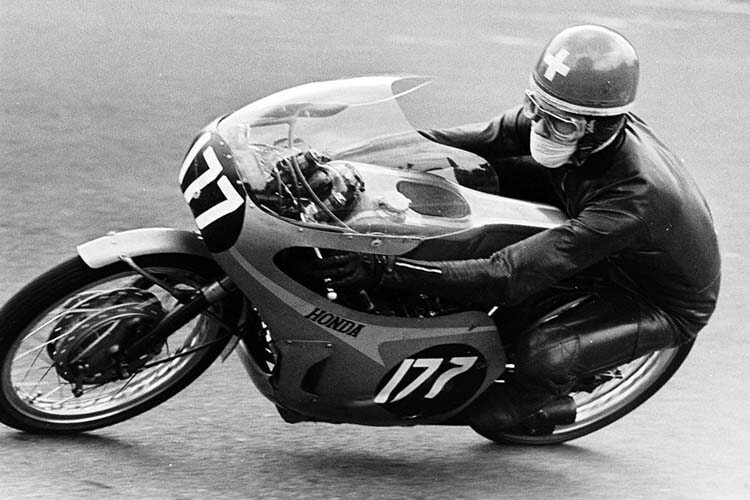 Die Schweizer Motorrad-Legende Luigi Taveri 1966 auf dem Weg zum dritten 125-ccm-WM-Titel