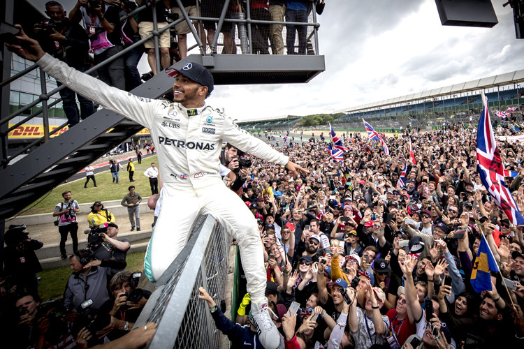 Lewis Hamilton geniesst das Bad in der Menge