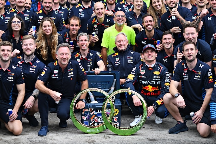 Red Bull Racing feiert den Sieg von Max Verstappen in Brasilien