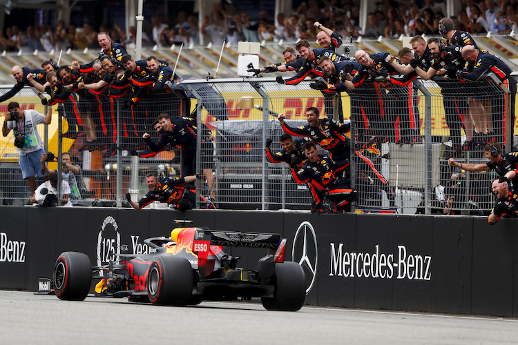 Die Red Bull Racing-Truppe feiert Max