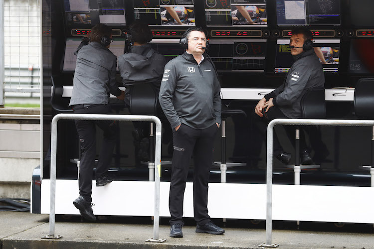 McLaren-Teamchef Eric Boullier: Sorgenvoller Blick nach oben