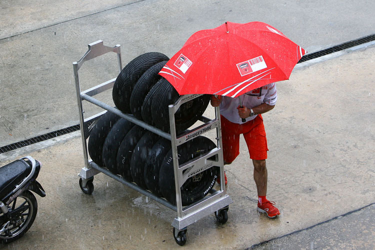In Jerez benötigt man einen Regenschirm und Regenreifen