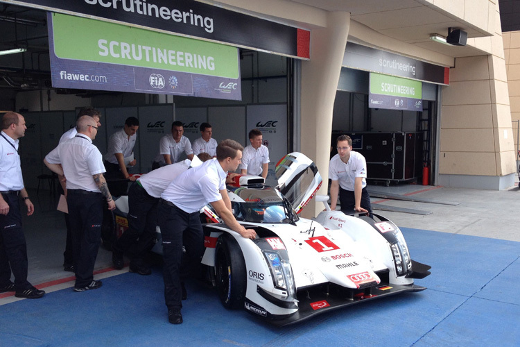 Der neu aufgebaute #1 Audi passiert am Samstagmorgen die technische Abnahme in Bahrain